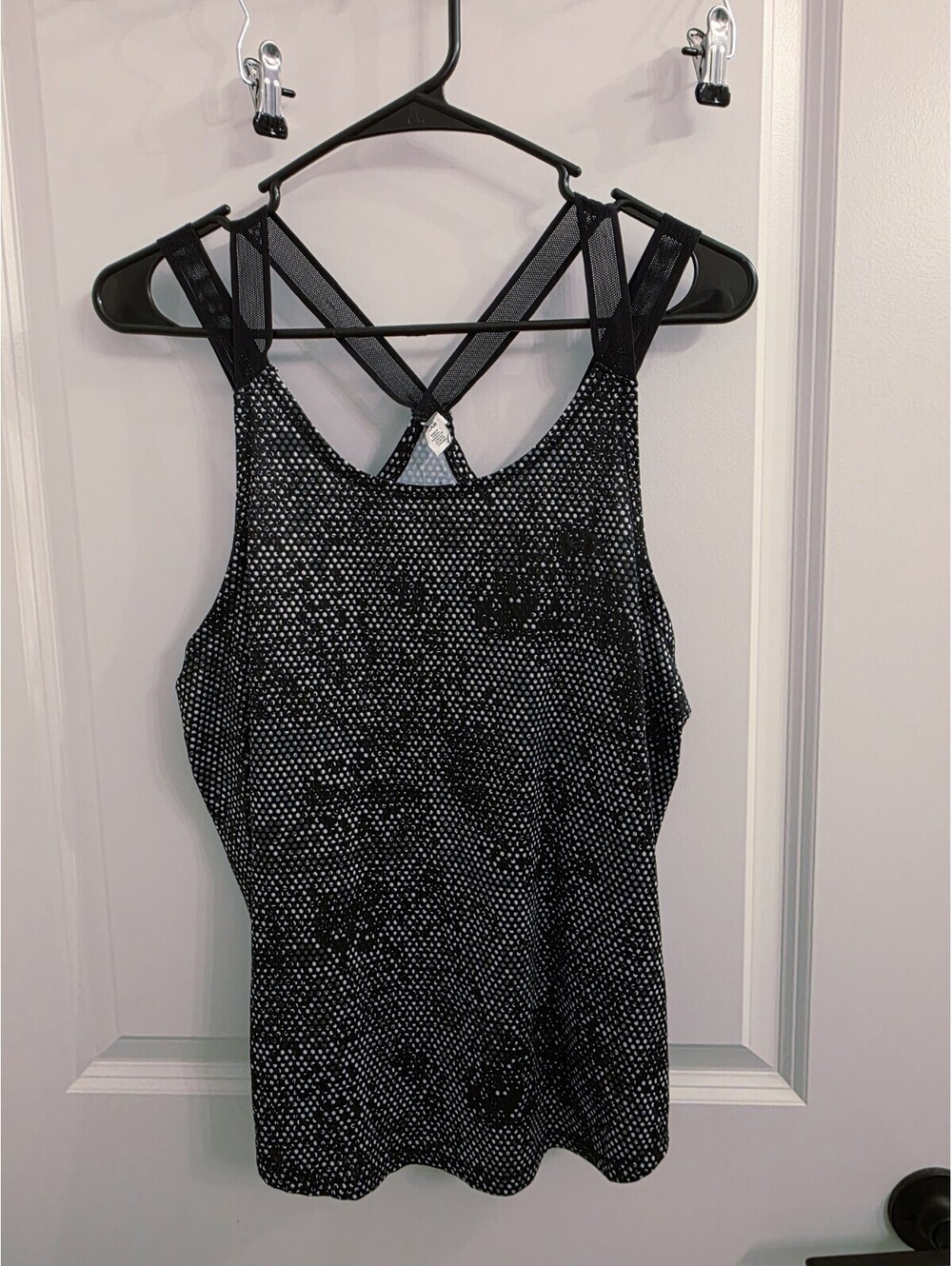 Under Armour Tank Top Women’s Medium M Black Gray White Abstract Sleeveless Gym